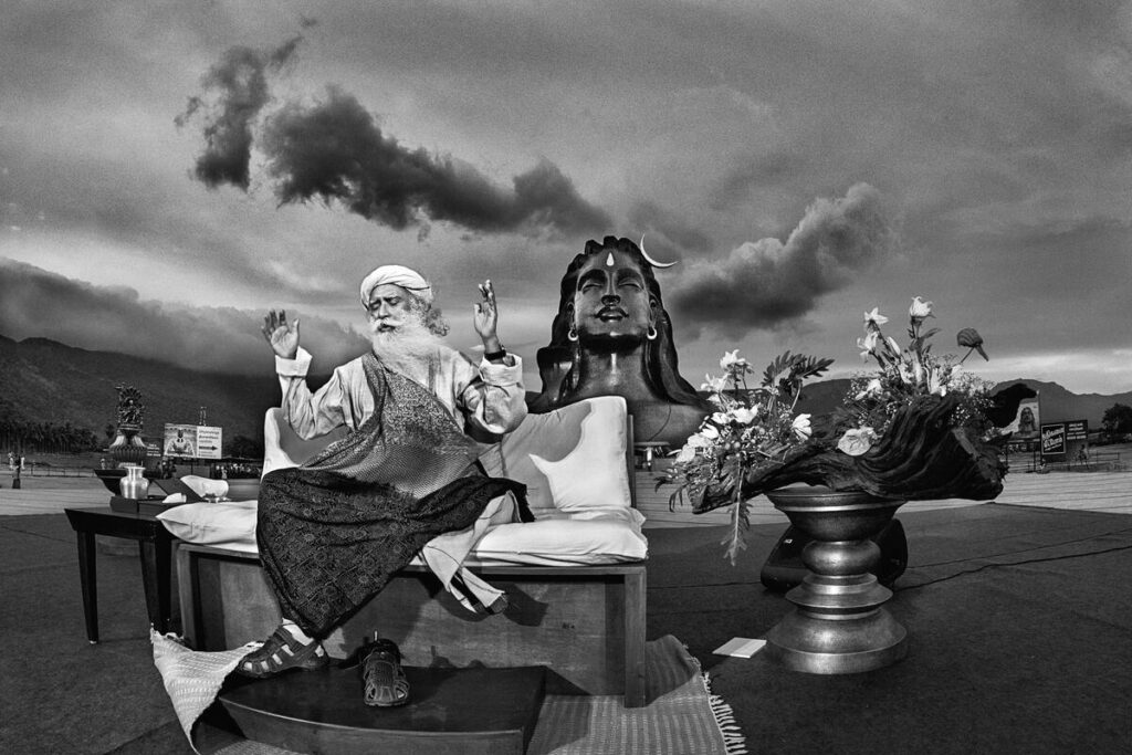 INDIA. Coimbatore. 2017.
Sadhguru talking to the devotees, Isha Foundation.