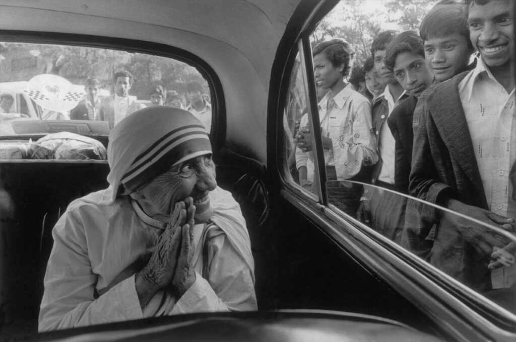 INDIA. State of Assam. Town of Shillom. Mother TERESA being greeted during a visit to one of her missions. 1989.