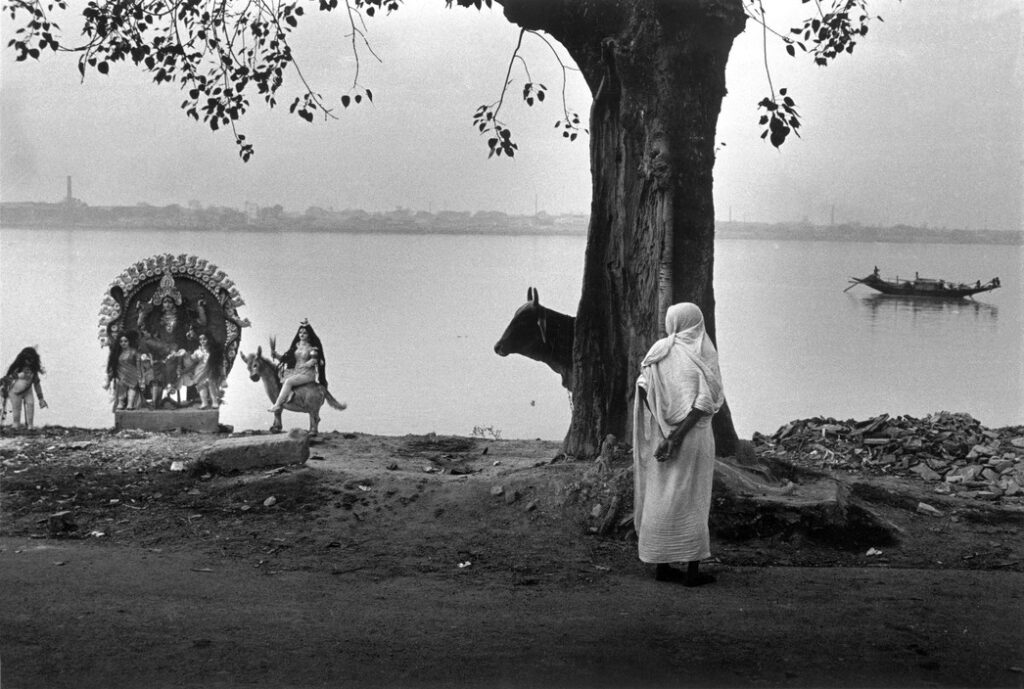 A cow and deities on the banks of the Hooghly River. Kolkata, India. 1987. © Raghu Rai / Magnum Photos